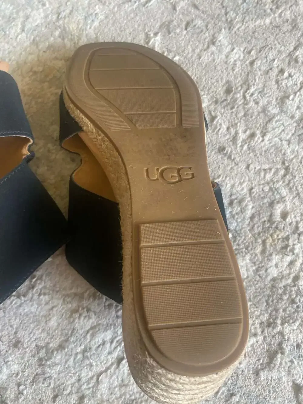 UGG elena black